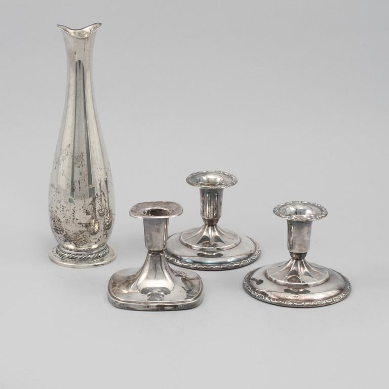 VAS samt LJUSSTAKAR, 3 st, silver, 1900-tal.
