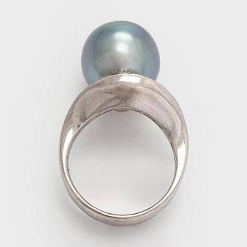 Ring, 18K vitguld, med odlad Tahiti pärla och diamanter. Finska stämplar 2005.