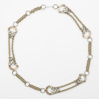 Siv Lagerström, skärp/collier i vit metall.