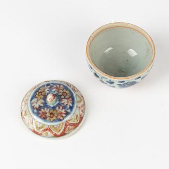 A blue and white box with cover, decorated in enamels, Ming dynasty (1368-1644).