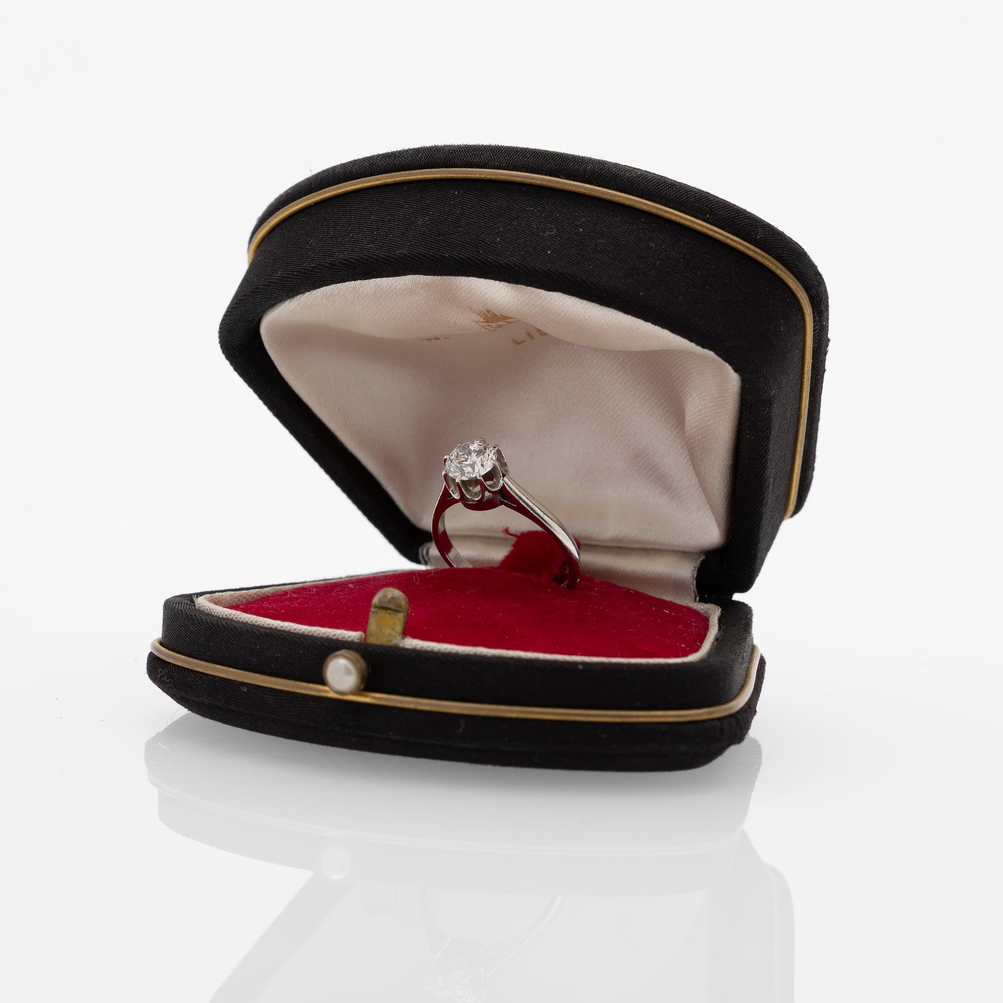 18K white gold solitaire ring with a diamond, France, 20th century.