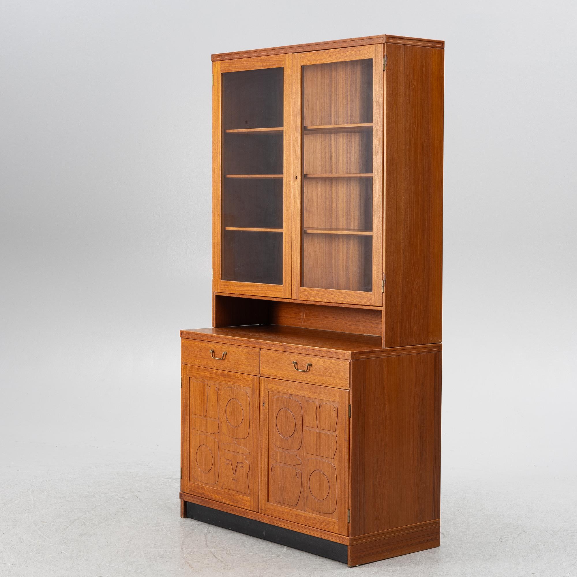 Yngve Ekström, vitrinskåp, "Krus", AB Westbergs Möbler, Tranås,modellen  formgiven 1955.