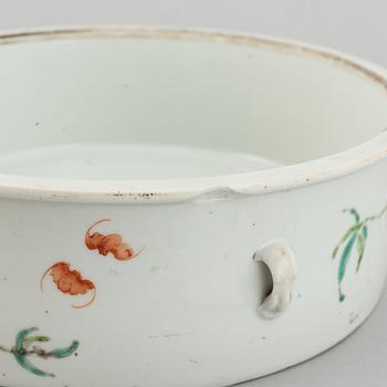 A Chinese porcelain  lidded dish, turn of the century 1900.