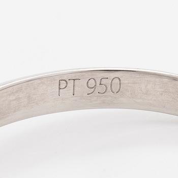 Sormus, platinaa ja briljanttihiottu timantti.