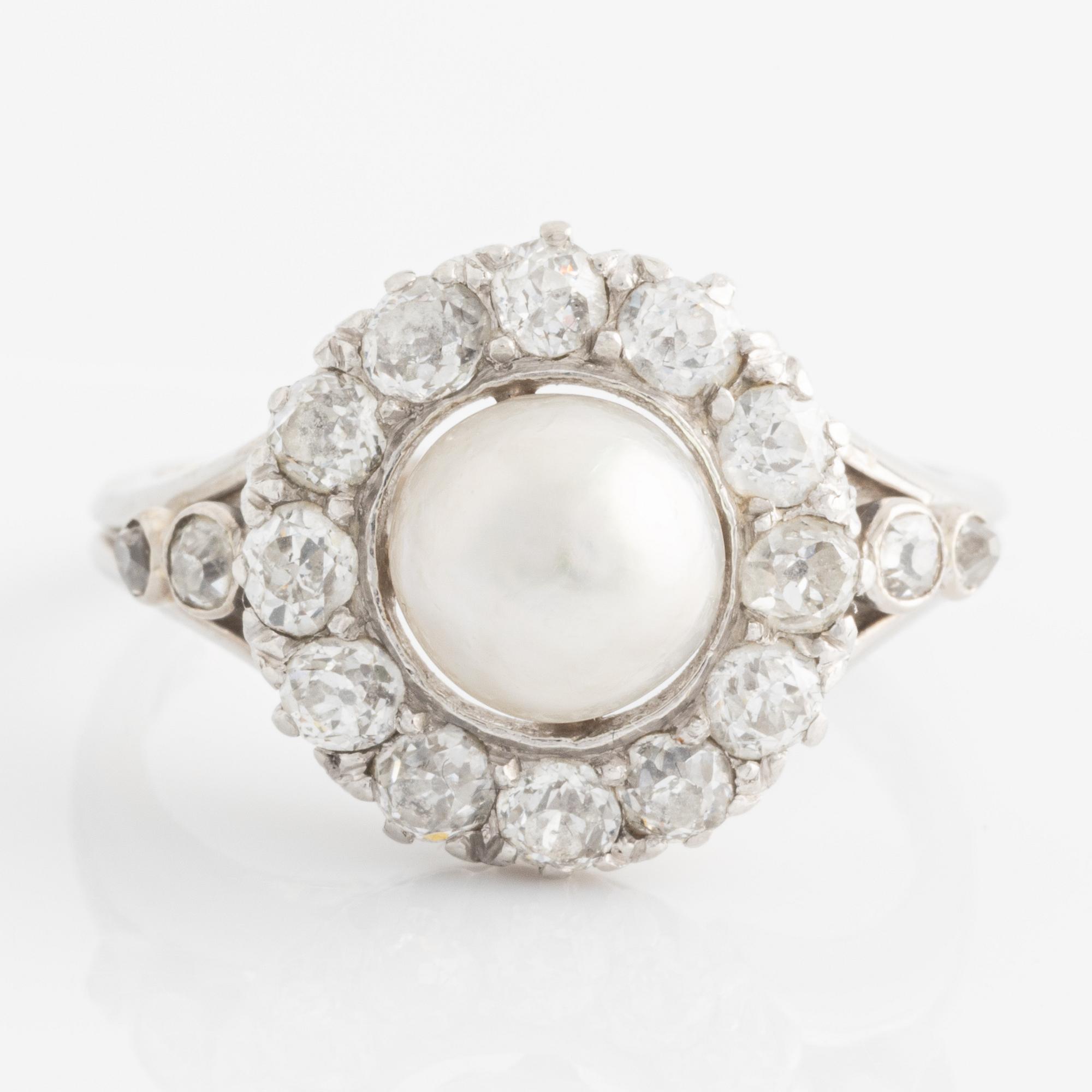 Ring 18K vitguld med en boutonformad pärla och gammalslipade diamanter.