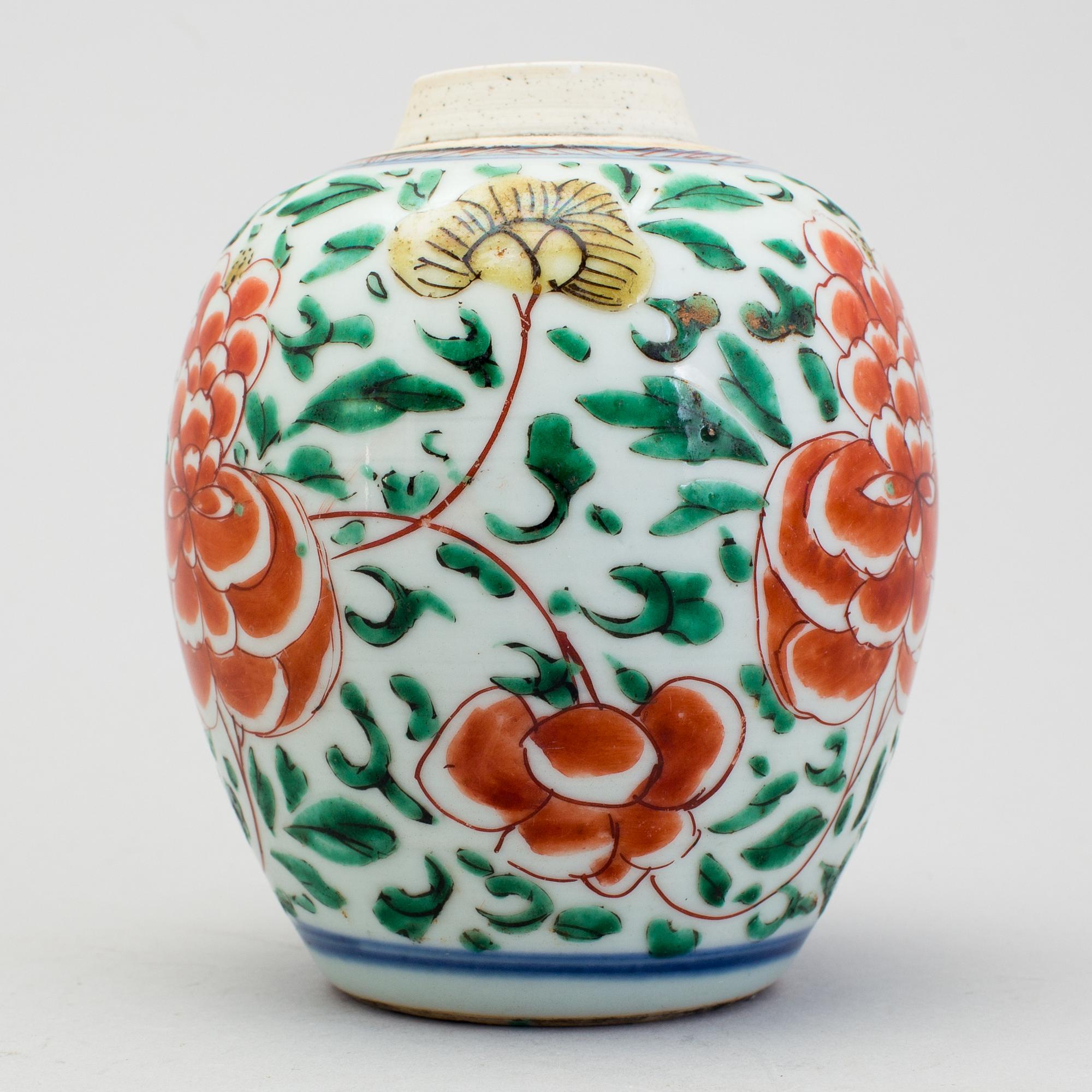 A Chinese porcelain wucai jarlet, Ming dynasty, 17th century.