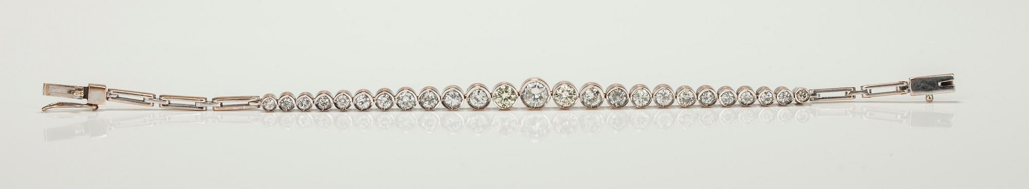 ARMBAND, 18K guld, 25 st diamanter tot. ca 4 ct. Vikt 21,2 g.