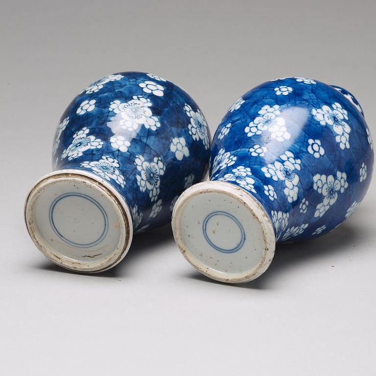 A pair of blue and white vases, Qing dynasty, Kangxi (1662-1722).