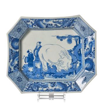 1371. A blue and white dish with an elephant, Japan, 19th Century.