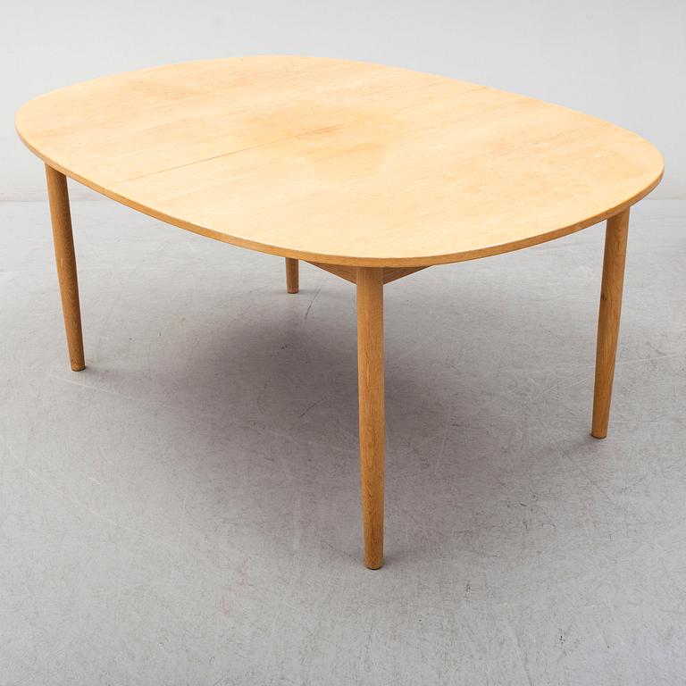 EDVARD KINDT-LARSEN, dining table and four chairs, Säffle Möbelfabrik, 1960s. 2 leaves included.