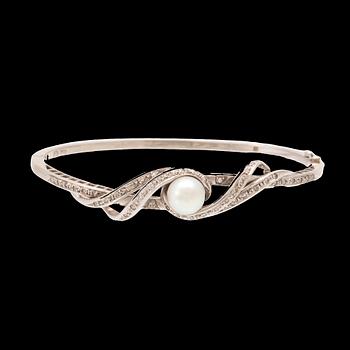 An 18K white gold bracelet with single-cut diamonds and a cultured pearl.