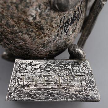 HENRY GUSTAFSSON, skulptur, "Lyftet", tenn och sten, 1989.