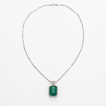 Halsband, 14K vitguld, smaragd ca 14.65 ct och diamanter ca 0.76 ct tot enligt IGI-certfikat.