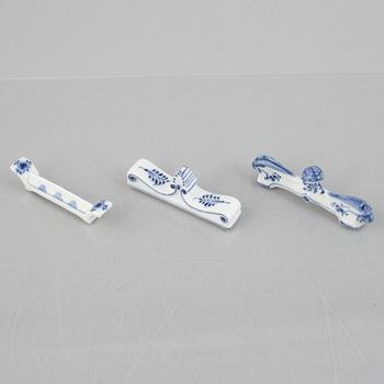 A set of six 'Blue Fluted' porcelain butter knife stands, Royal Copenhagen, models 134, 135 och 2311, 1893-1923.