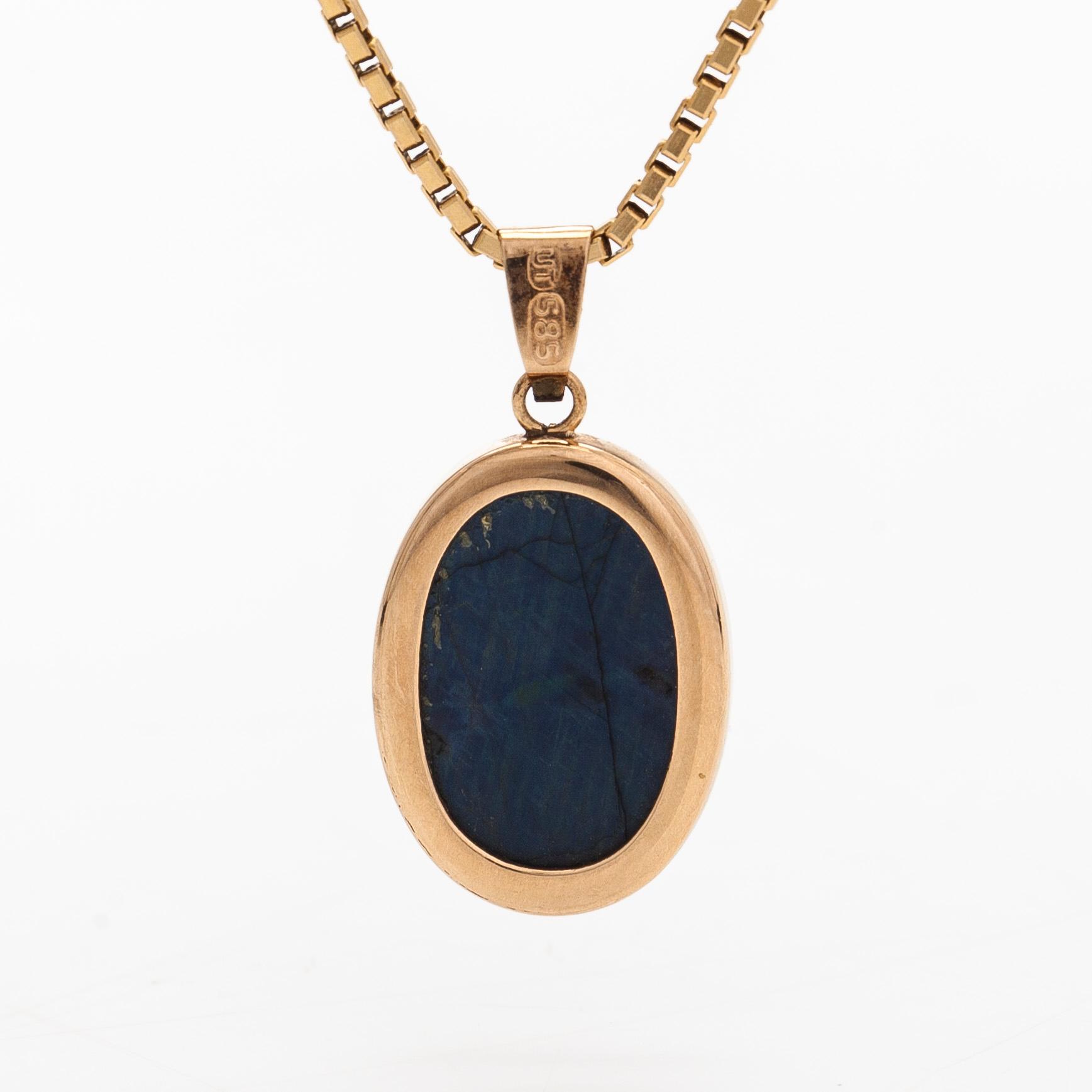 A 14K gold necklace with a spectrolite pendant. Finnsih control marks.