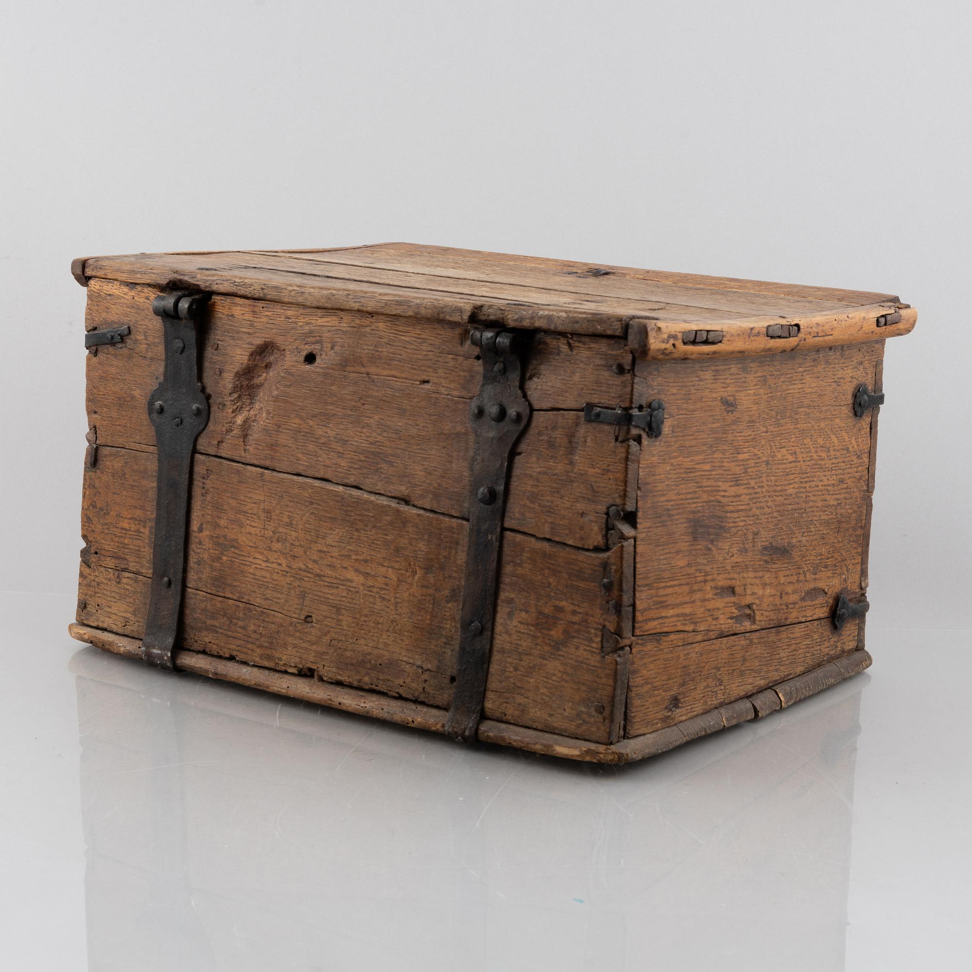 A box, 18th/19th century.