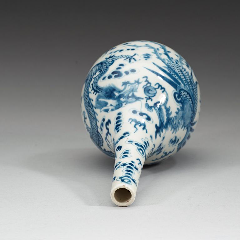 A blue and white flask, Qing dynasty, 19th century.