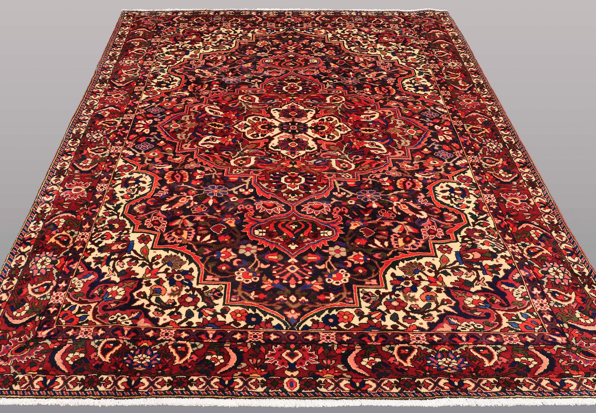 A CARPET, Baktiari, ca 315 x 212 cm.