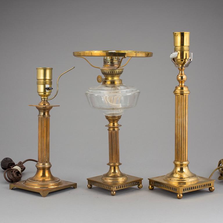 FOTOGENLAMPA samt BORDSLAMPOR, 2 stycken, mässing, bland annat Skultuna Bruk, 1900-talets början.