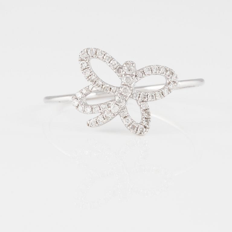 RING, 18K vit guld med briljantslipade diamanter ca 0.15 ct. Vikt 1,3 gram.