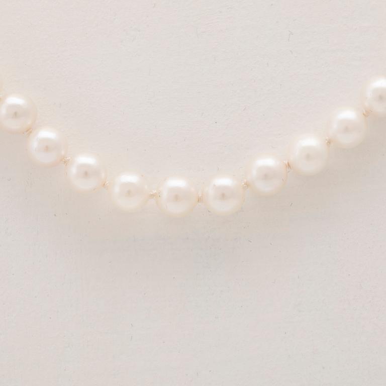 Collier with clasp 18K gold cultured pearls.
