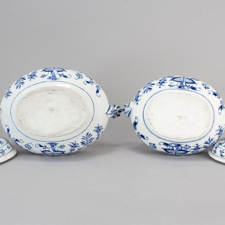 TERRINER med LOCK, 2 st, porslin. "Lökmönstret", Meissen, Tyskland, 1900-tal.