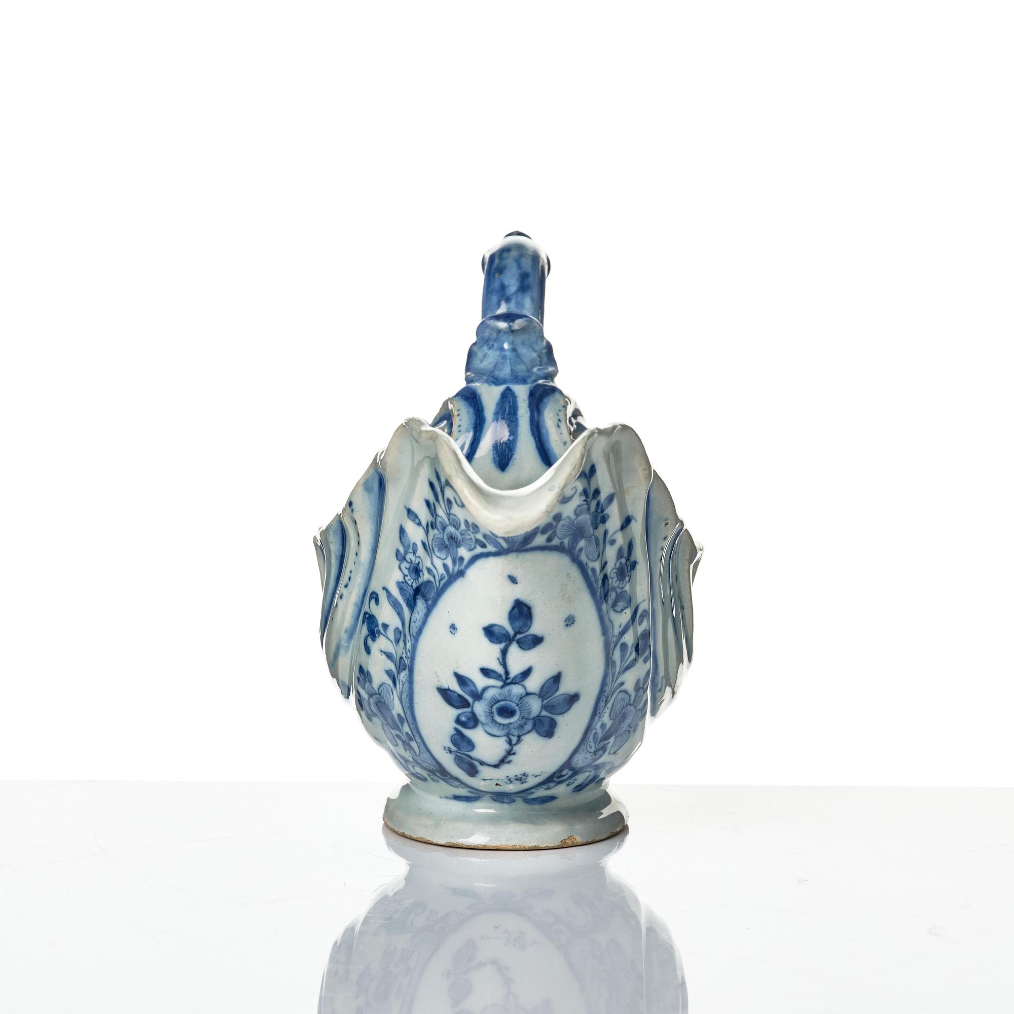 A Dutch faience saucer, 18th century.