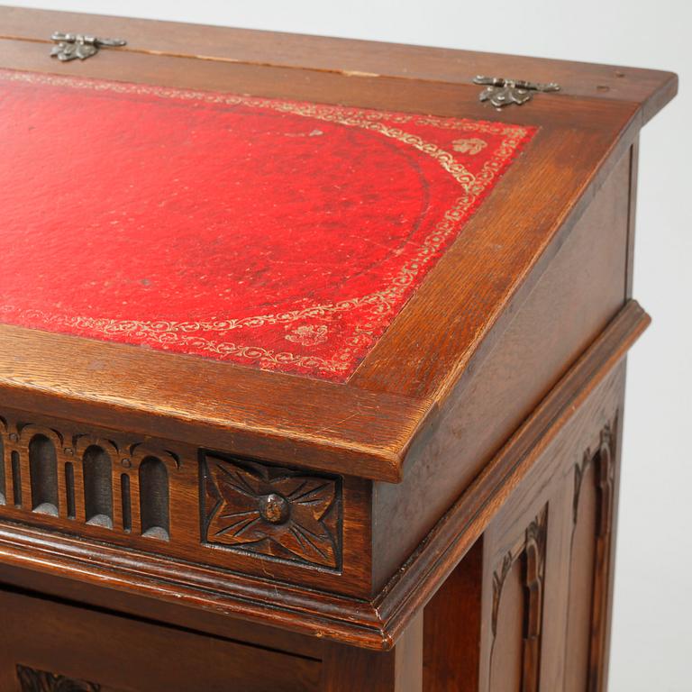 A lectern in English style, made in the first half of the 20th century.