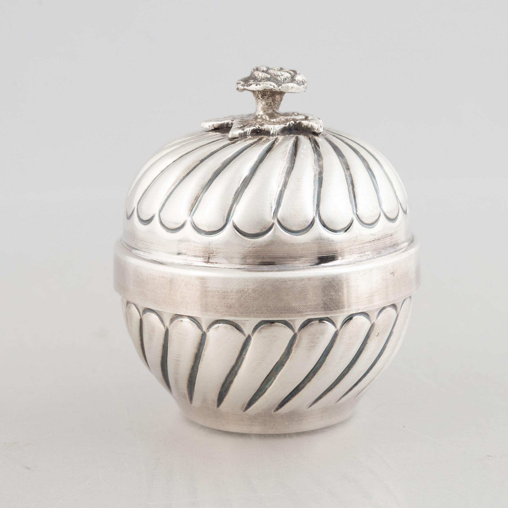 Box/bowl with lid, silver, 20th Century.