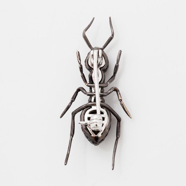 18K white gold black rhodium ant brooch, white and black diamonds.