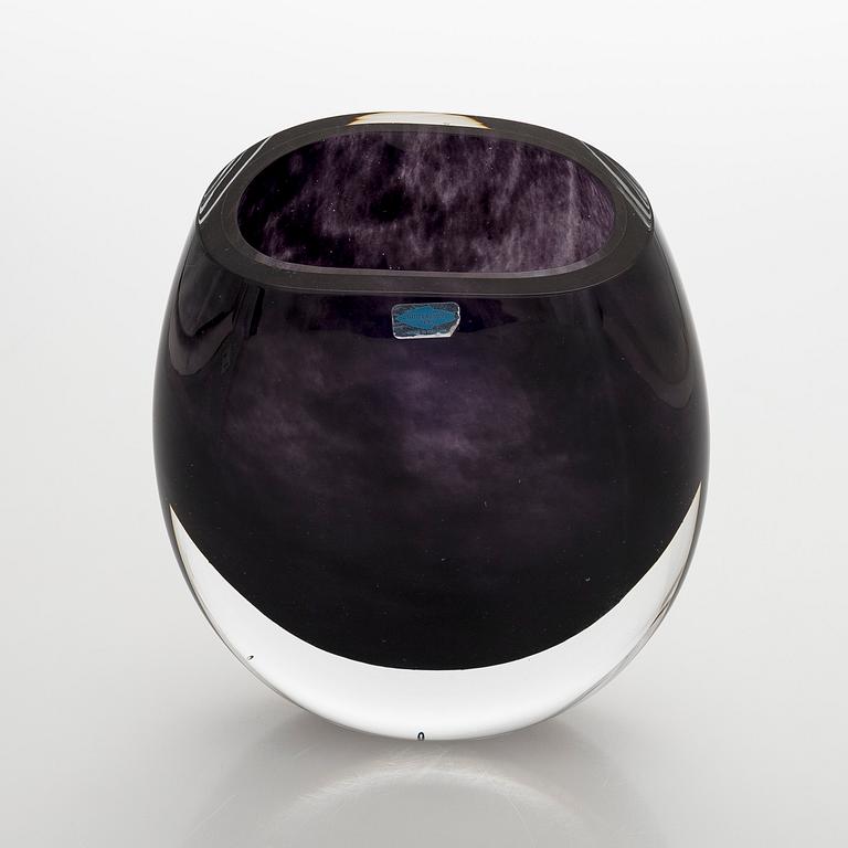 Kerttu Nurminen, vas, signerad K. Nurminen Nuutajärvi.