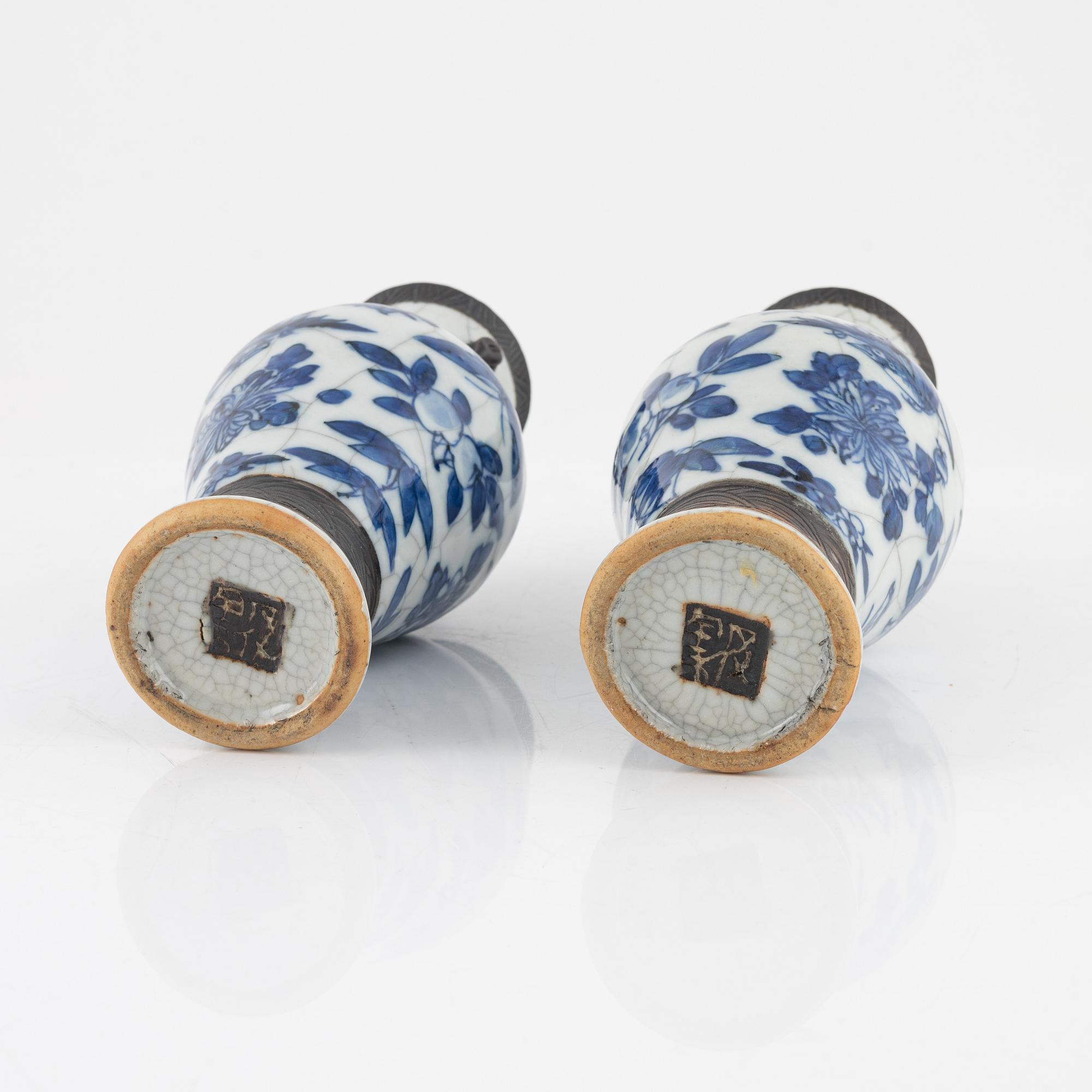 A pair of Chinese vases, a teapot and two små saucers, 18th and 19th century.