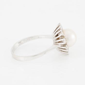 Ring, 18K white gold with a pearl and brilliant-cut diamonds.