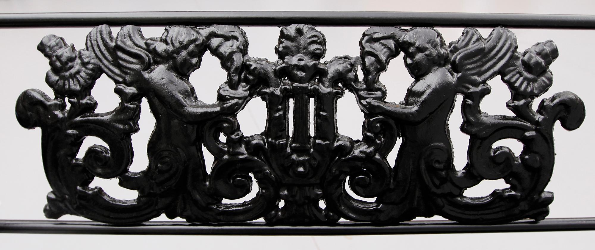 PARKSOFFOR, 1 par, gjutjärn, efter Karl Friedrich Schinkel, samtida.