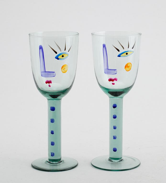 VINGLAS PÅ FOT, 2 st, design Lena Linderholm, signerade.