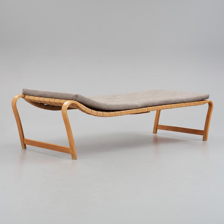Bruno Mathsson, a Swedish Modern 'Paris' beech daybed, Firma Karl Mathsson Värnamo Sweden, 1940's.