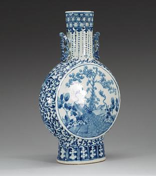 PILGRIMSKRUS, porslin. Qing dynastin, 1800-tal.