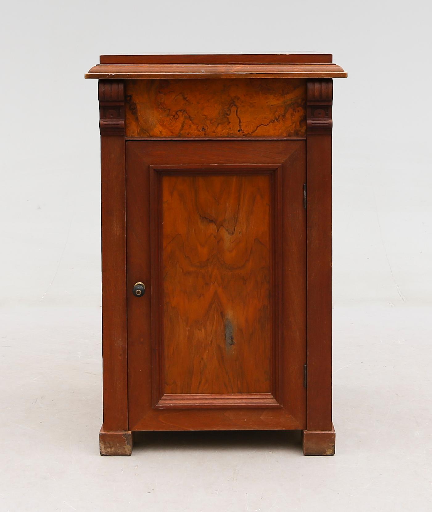 KOMMOD, omkring år 1900.