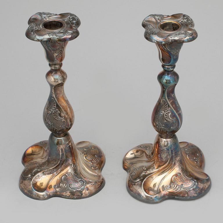 LJUSSTAKAR, ett par, silver, rokokostil, med svenska importstämplar, 1900-talets första hälft.