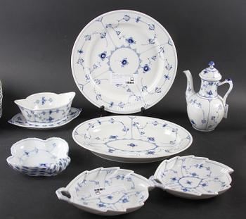 MAT-, TE- OCH KAFFESERVIS, 62 delar, porslin, "Musselmalet", Royal Copenhagen.