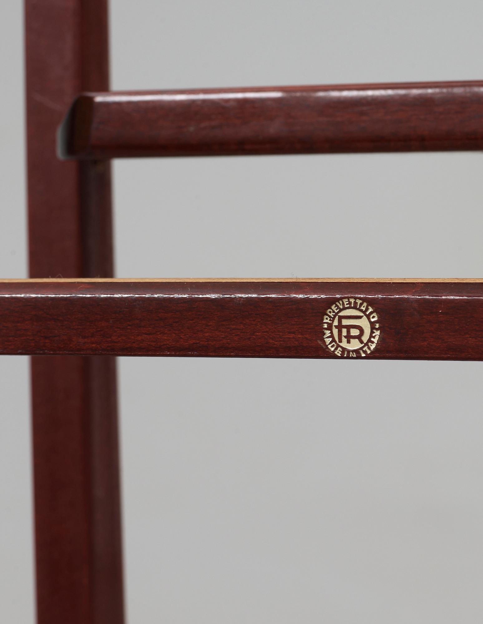 HERRBETJÄNT, betsat trä, Italien, 1900-talets senare hälft.