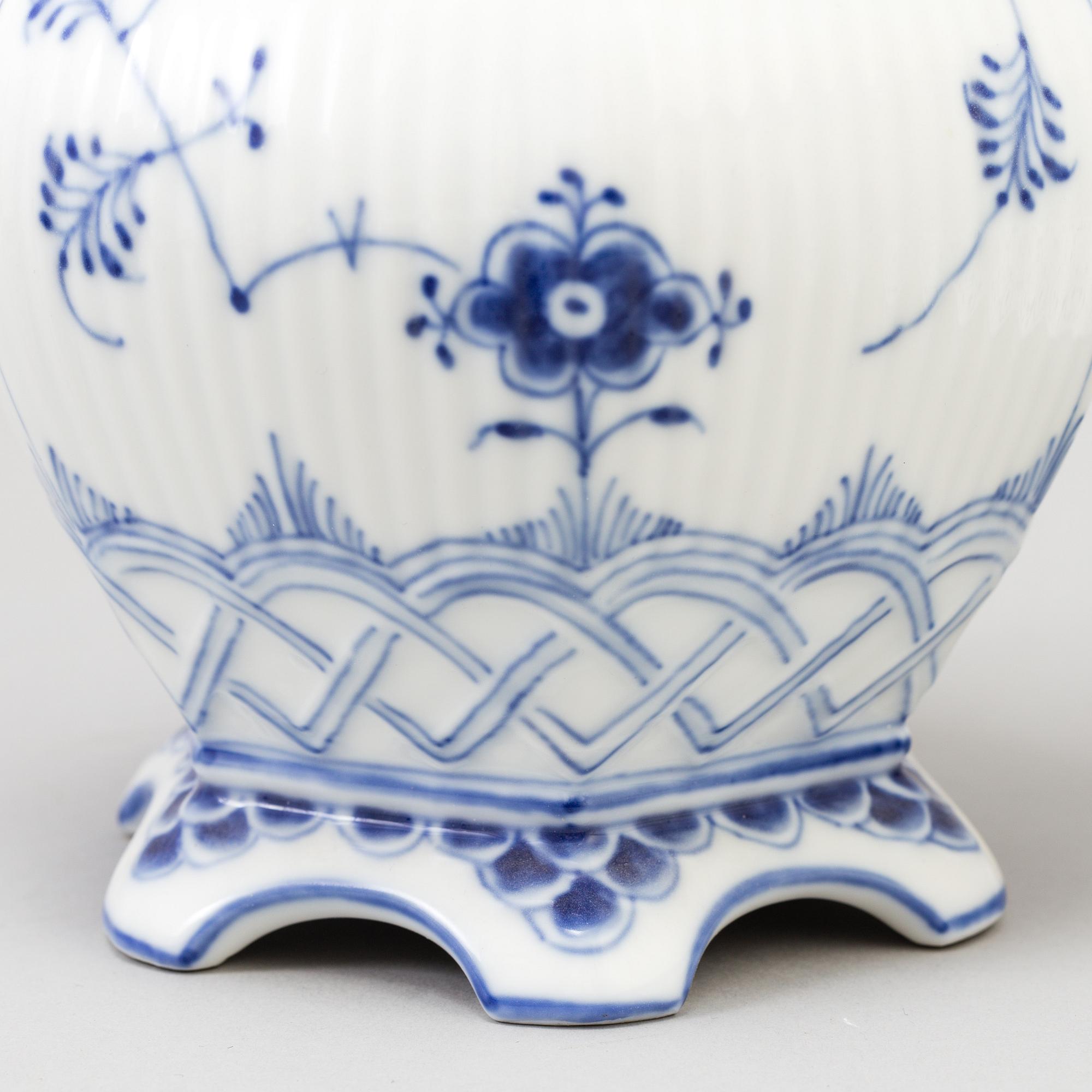 SERVISDELAR, 103 stycken, porslin, "Musselmalet", Royal Copenhagen.