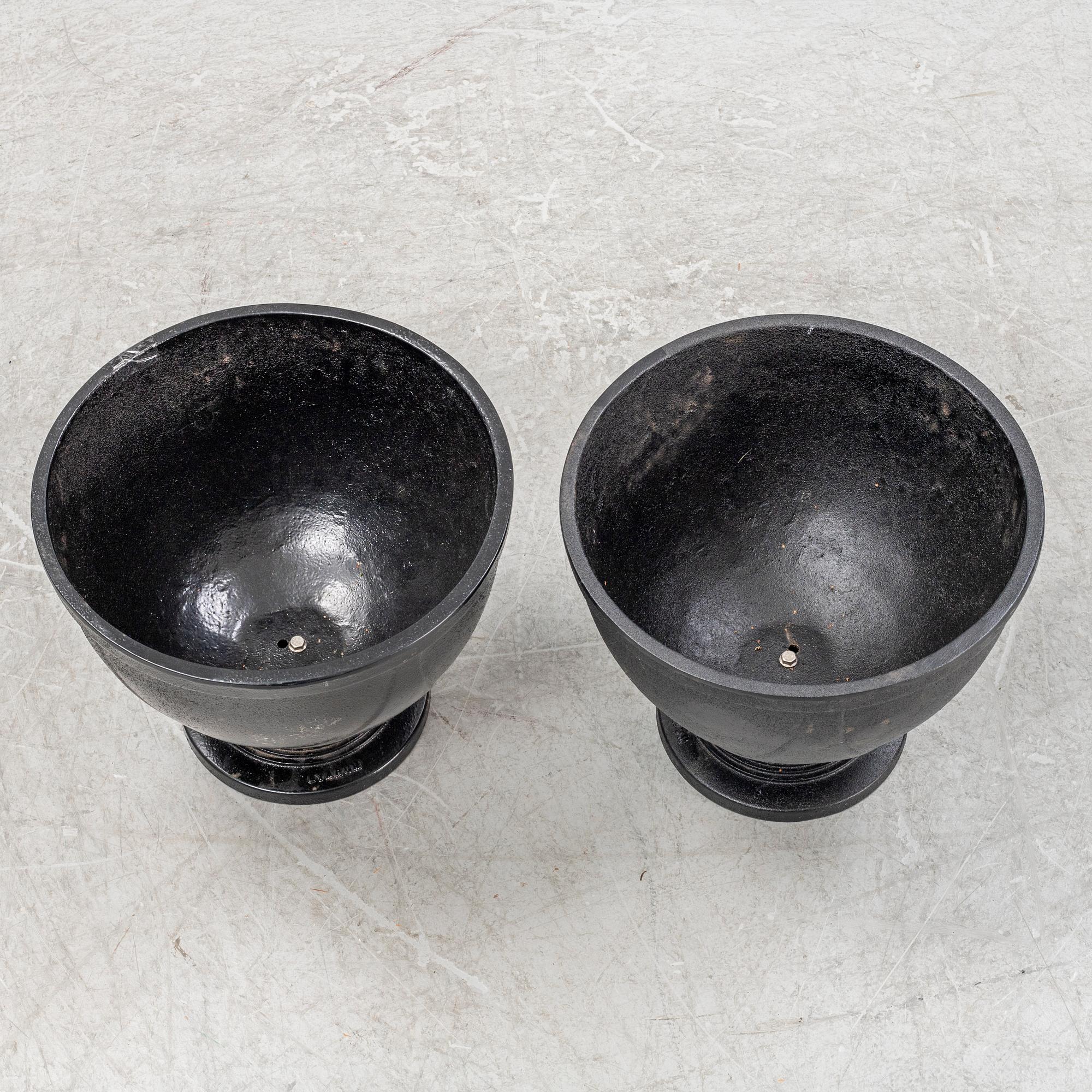 Trädgårdsurnor, ett par, "No 1", Byarums Bruk, 2000-tal.