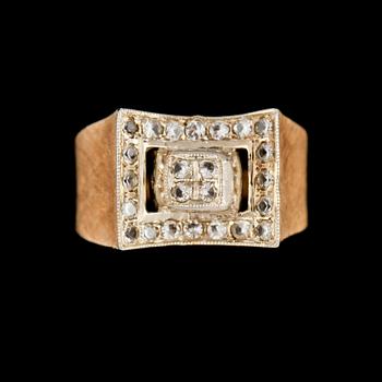 RING, 14K guld med åttkantslipade vita stenar. Vikt 6,1 g.