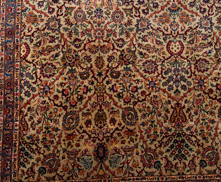 A carpet, semi-antique Kashan, ca 422 x 321 cm.