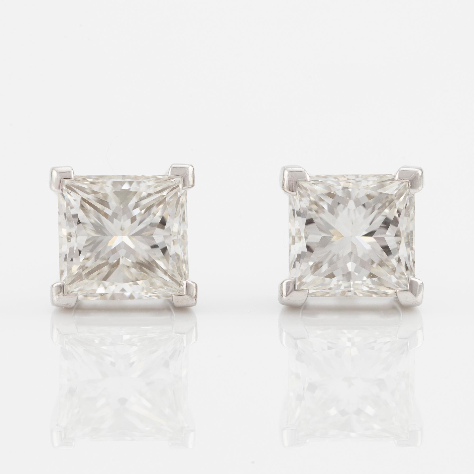 Earrings, a pair, with princess-cut diamonds, HRD report included.