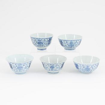 A group of 5 similar Chinese porcelain bowls, late Qingdynasty, late 19th century or around the year 1900.