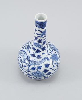 VAS, porslin, Kina, 1900-tal.