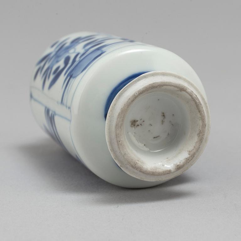 A blue and white miniature vase, Qing dynasty, Kangxi (1662-1722).
