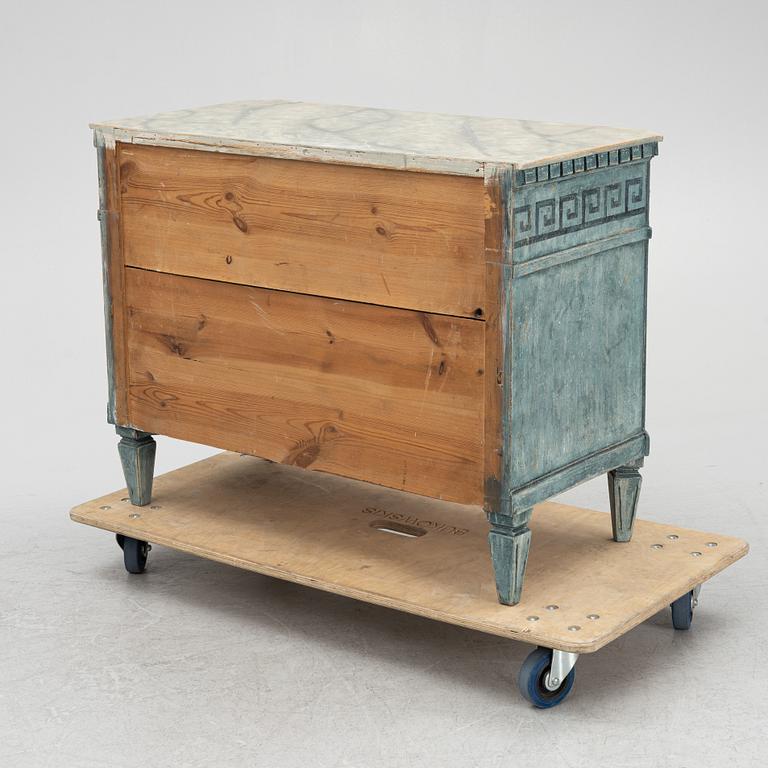 Chest of drawers, Gustavian style, first half of the 20th century.